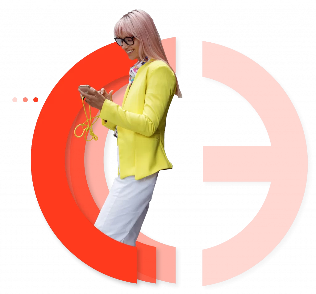 Mujer con saco amarillo revisando celular